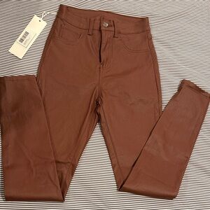 Contemporary and stylish faux leather high rise oants